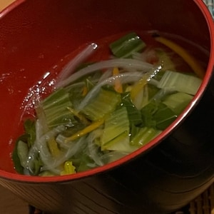 チンゲン菜と人参と玉ねぎのコンソメスープ